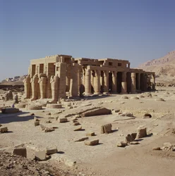 Osiride-Figuren von Ramses II. (1279-1213 v. Chr.) flankieren die Wände des zweiten Hofes, Neues Reich